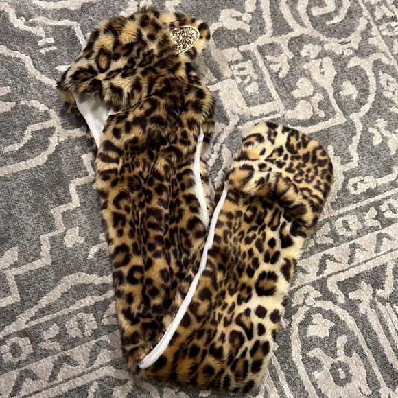 NWOT Children’s Place faux fur leopard hat with attached scarf with pockets - Picture 7 of 8